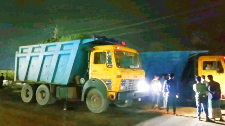 উল্টো পথে ছুটে আসা বালুবোঝাই ট্রাক কেড়ে নিল বৃদ্ধার জীবন